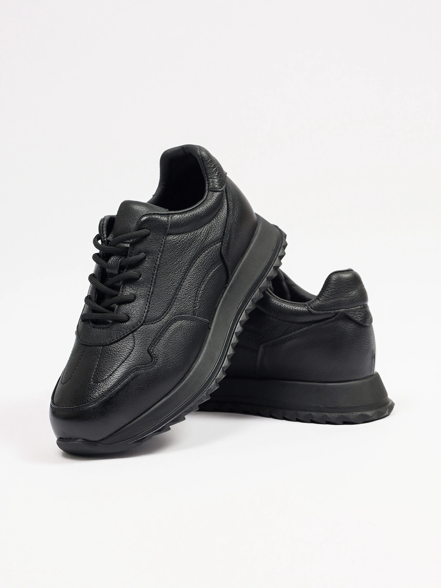 Кроссовки черного цвета на низкой рельефной подошве